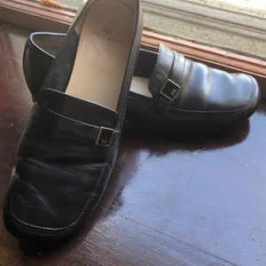Ann Klein leather loafers in size 6M EUC black with AK logo in gold on strap